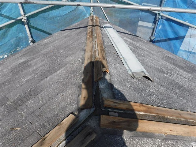 多治見市で劣化したスレート屋根を屋根カバー工事で補修するため棟の撤去、破損部分の補修